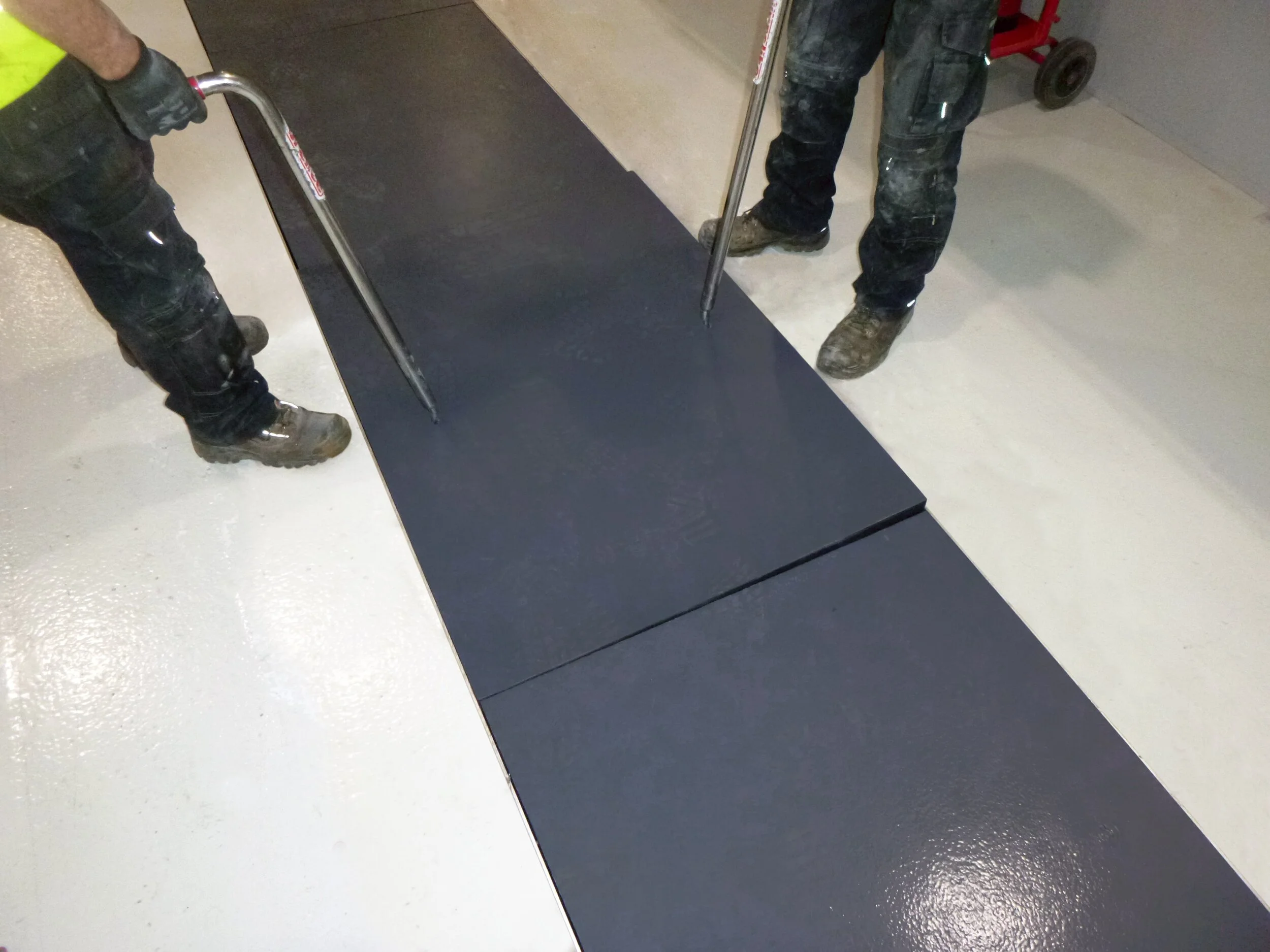 All Fibrelite trench covers can be safely and quickly removed by two people using the FL7 lifting handles